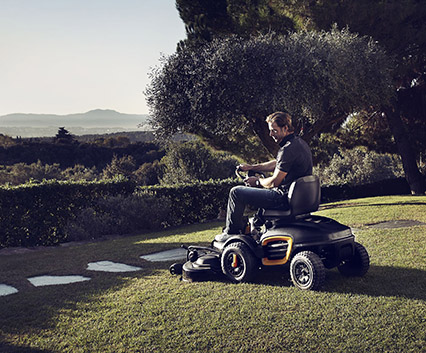 Un potente front mower para segar la pradera